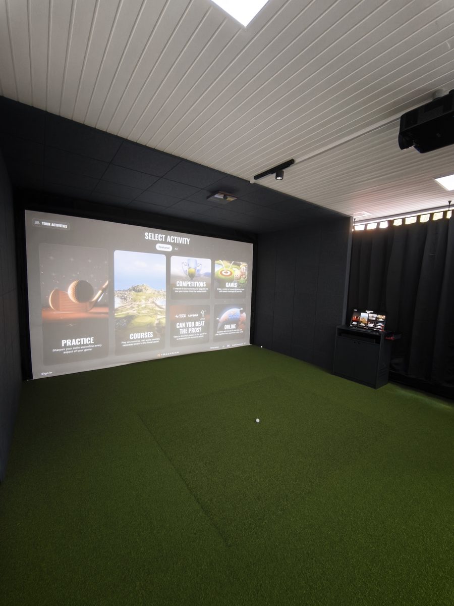 Die Abschlagbox in voller Größe: Leinwand, Trackman-Menü und Kunstrasen bis zum Abschlag
